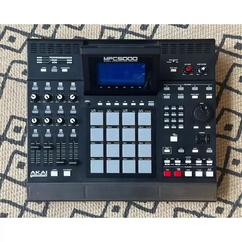 Akai MPC5000 MPC5000 Music Production Drum Machine with SynthesizerAkai Pro