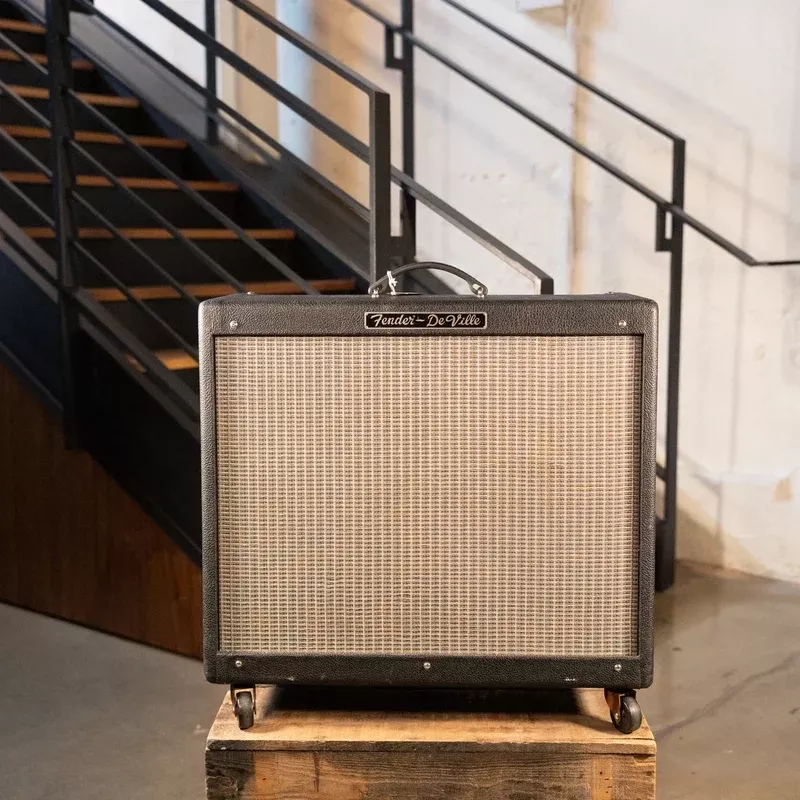 Fender 2002 Hot Rod Deville 2×12 Combo With Casters And Footswitch – Used