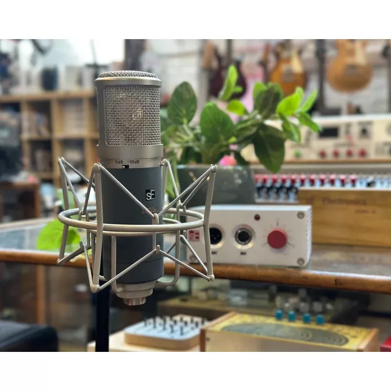 sE Electronics Z5600a II – Multi Pattern Tube Condenser w/ Preamp & Case