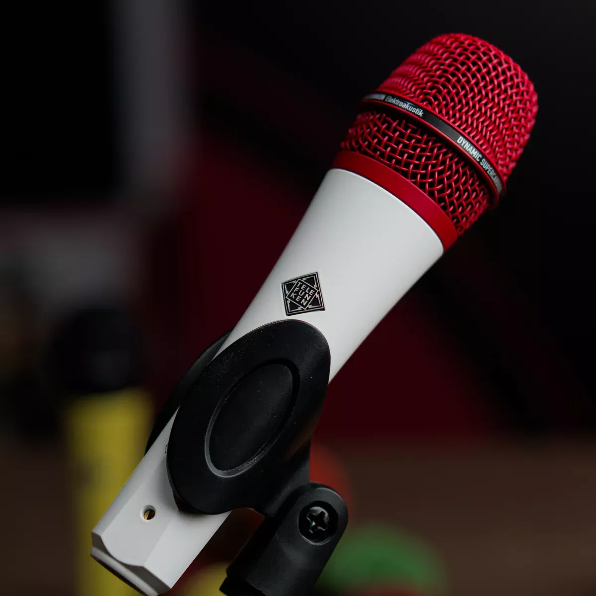 Telefunken M80 Custom Shop – White with Red (Strawberry Sunday)
